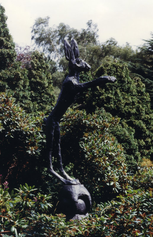 Hare on Ball and Claw (1989-90) 335.3 x 121.9 x 91.4 cm - Barry Flanagan
Courtesy Waddington Custot - London